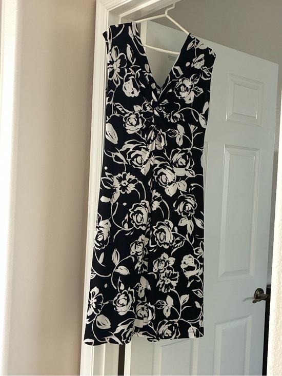 Evan Picone Dresses & Skirts - Evan Picone Black & White Floral Twist-Front Midi Dress